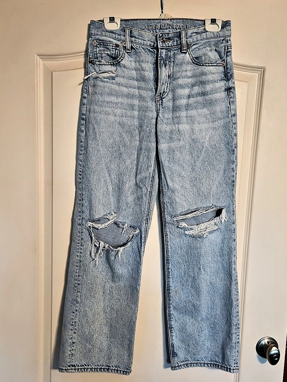American Eagle Strigid Stovepipe Ripped High-Waisted Baggy Straight Jean